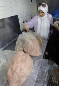 حملة رقابية بالشروق تضبط أكثر من ربع طن لحوم ودواجن فاسدة بمطعم شهير 25 - جريدة المساء