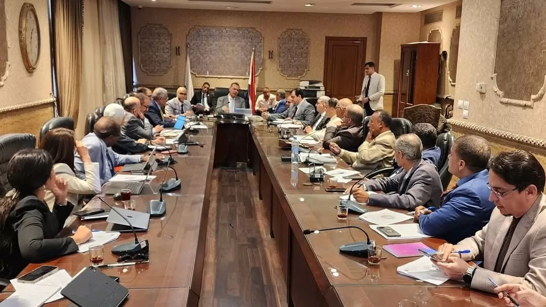 نائب وزير المالية ورئيس مصلحة الجمارك يناقشان خطة تنفيذ منظومة التسجيل المسبق للشحنات الجوية 18 - جريدة المساء