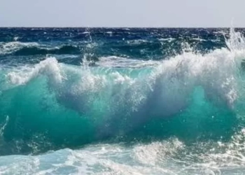 مطروح تغلق الشواطئ المفتوحة وتحذر المصطافين من السباحة لارتفاع أمواج البحر   33 - جريدة المساء