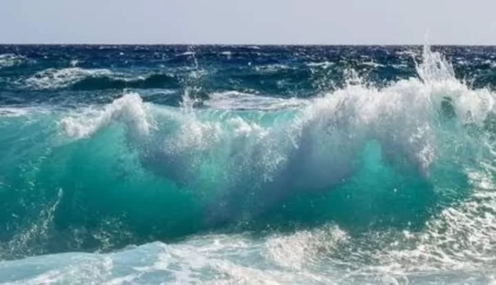 مطروح تغلق الشواطئ المفتوحة وتحذر المصطافين من السباحة لارتفاع أمواج البحر   18 - جريدة المساء