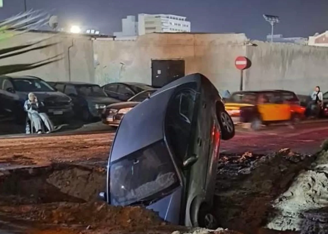 "الصرف الصحي" بالاسكندريه يعتذر لسيدة سقطت سيارتها في أعمال التطوير 19 - جريدة المساء
