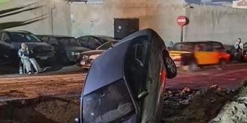 "الصرف الصحي" بالاسكندريه يعتذر لسيدة سقطت سيارتها في أعمال التطوير 1 - جريدة المساء