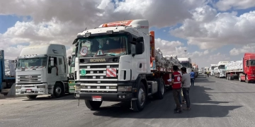 الهلال الأحمر المصرى يدخل مساعدات الزاد فى يومها 42