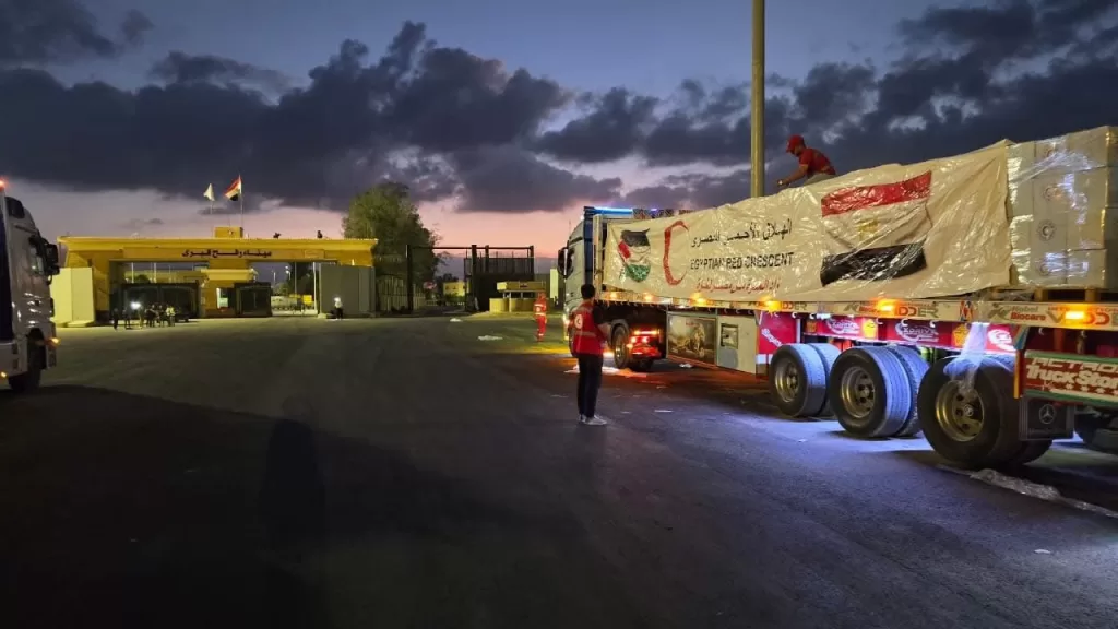 الهلال الأحمر يدخل أكثر من 3200 طن مساعدات غذائية وإغاثية عبر معبر كرم أبو سالم 29 - جريدة المساء