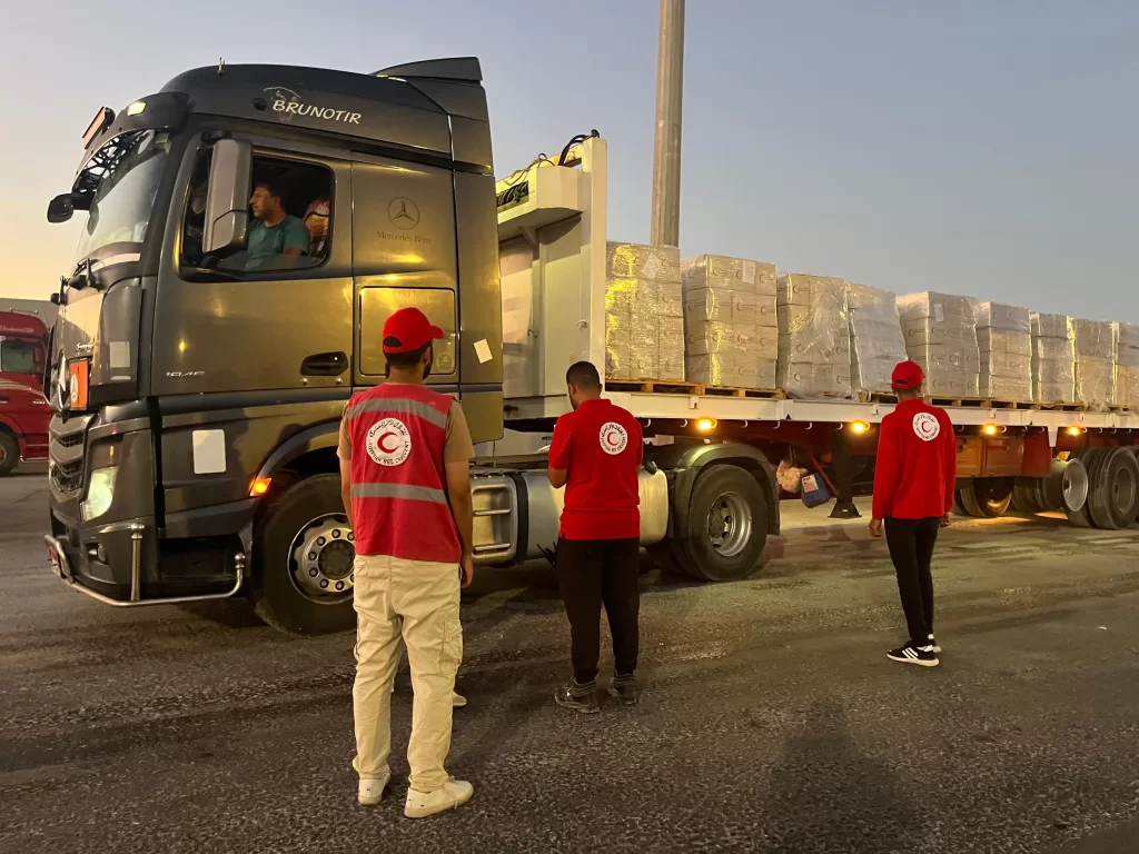 الهلال الأحمر يدخل أكثر من 3200 طن مساعدات غذائية وإغاثية عبر معبر كرم أبو سالم 33 - جريدة المساء