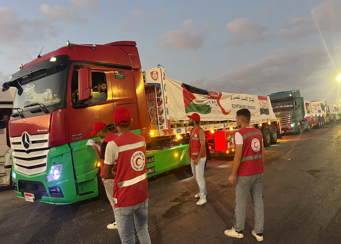 الهلال الأحمر المصرى يدفع بالقافلة 37