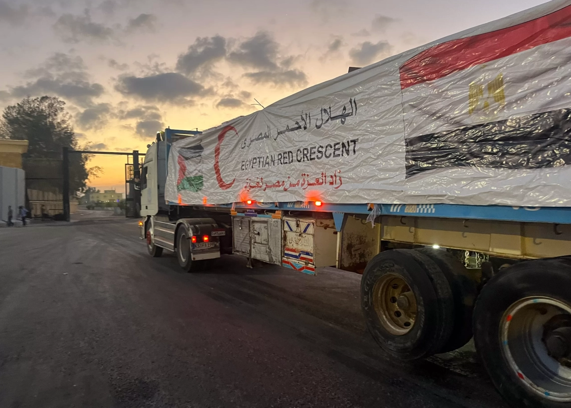 الهلال الأحمر المصرى يدفع بالقافلة 37