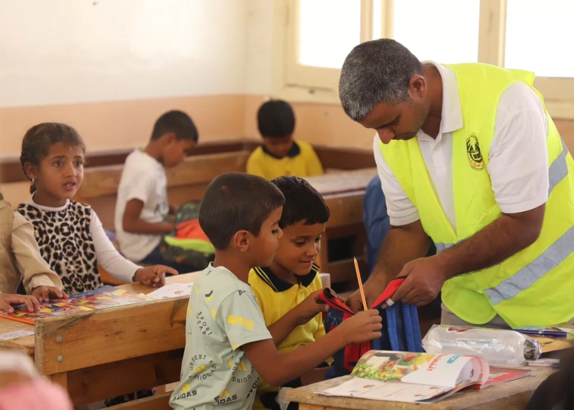 توزيع شنط وأدوات مدرسية علي الطلاب بوسط سيناء 19 - جريدة المساء