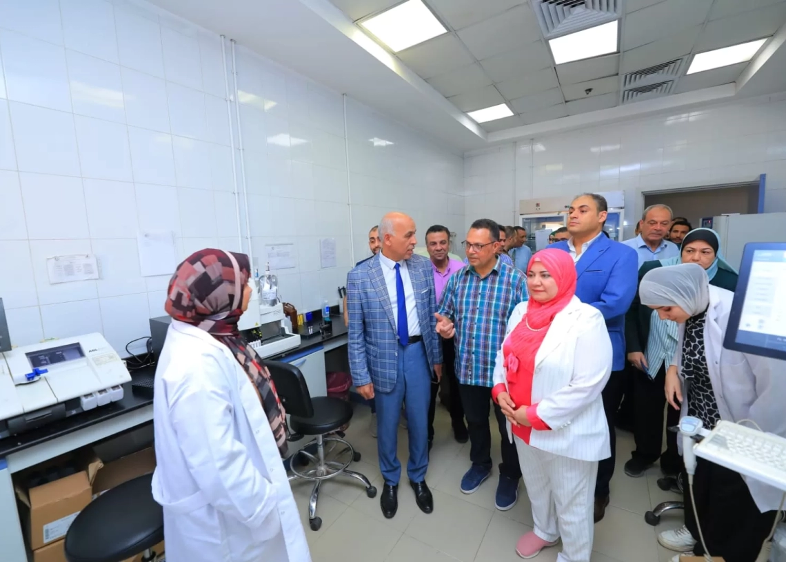 رئيس جامعة كفر الشيخ يتابع سير العمل و الخدمات الطبية المقدمة للمرضي بمستشفي كفرالشيخ الجامعى 19 - جريدة المساء