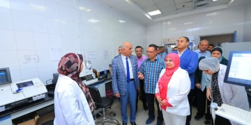 رئيس جامعة كفر الشيخ يتابع سير العمل و الخدمات الطبية المقدمة للمرضي بمستشفي كفرالشيخ الجامعى 1 - جريدة المساء