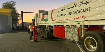 قوافل الهلال الأحمر لا تتوقف