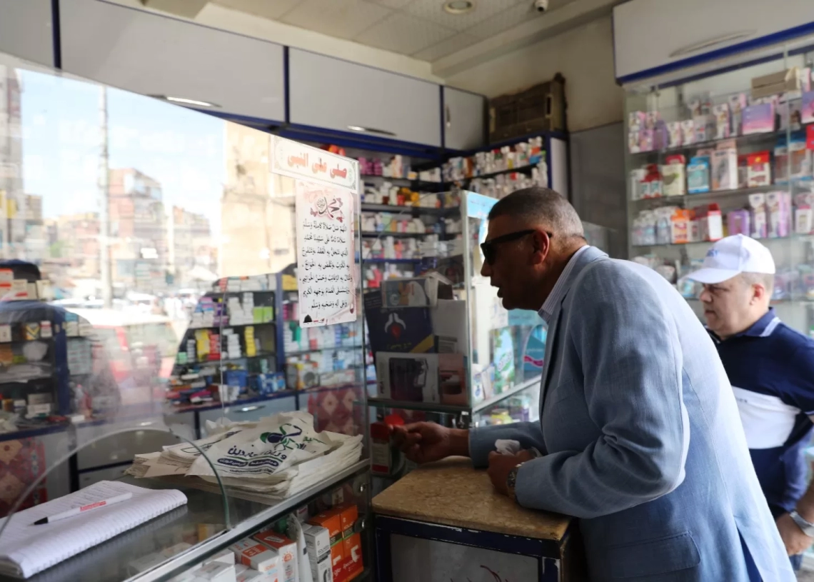 محافظ أسوان يفاجئ محلات الجزارة والصيدليات..ويوجه بتشديد الرقابة التموينية للحفاظ على صحة المواطنين 20 - جريدة المساء محافظ أسوان يفاجئ محلات الجزارة والصيدليات..ويوجه بتشديد الرقابة التموينية للحفاظ على صحة المواطنين 19 - جريدة المساء