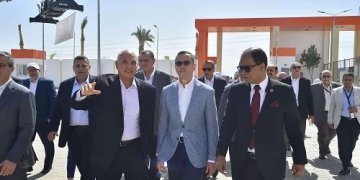 المهندس حسن الخطيب، وزير الاستثمار والتجارة الخارجية، وليد جمال الدين، رئيس الهيئة العامة للمنطقة الاقتصادية لقناة السويس،