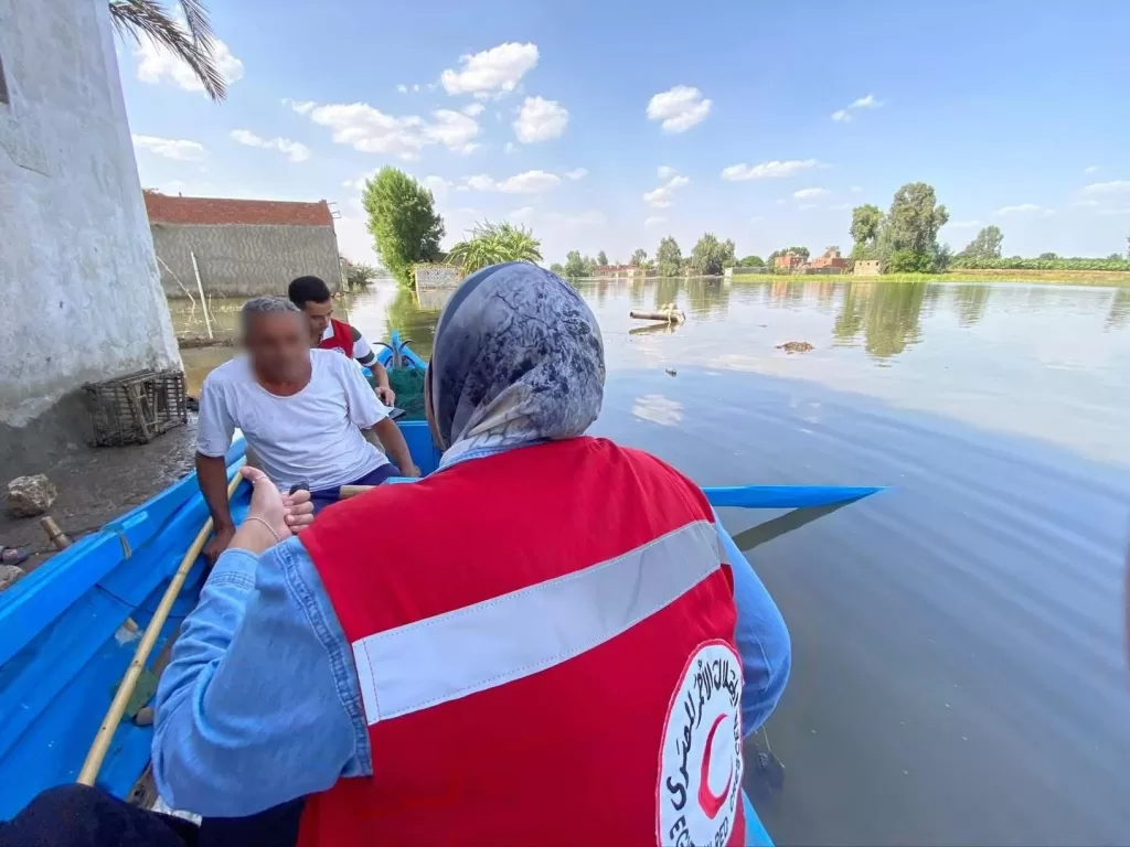 الهلال الأحمر يُطلق قافلة إغاثية لمتضررى فيضان النيل بالمنوفية 19 - جريدة المساء