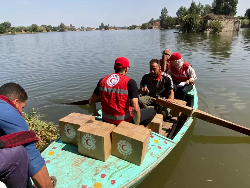 الهلال الأحمر يُطلق قافلة إغاثية لمتضررى فيضان النيل بالمنوفية 23 - جريدة المساء
