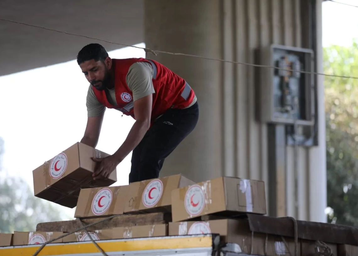 فرق الهلال الأحمر تقدم المساعدات