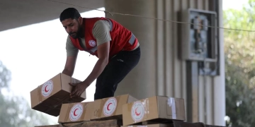 فرق الهلال الأحمر تقدم المساعدات