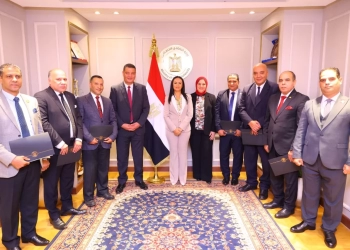 وزيرة التضامن تكرم اللجنة العليا لمتابعة الشكاوى والطلبات والخدمات 21 - جريدة المساء