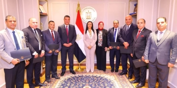 وزيرة التضامن تكرم اللجنة العليا لمتابعة الشكاوى والطلبات والخدمات 2 - جريدة المساء وزيرة التضامن تكرم اللجنة العليا لمتابعة الشكاوى والطلبات والخدمات 1 - جريدة المساء