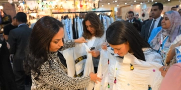 وزيرة التضامن تشيد بجودة المنتجات الحرفية والتراثية بمعرض "تراثنا 2025" 1 - جريدة المساء