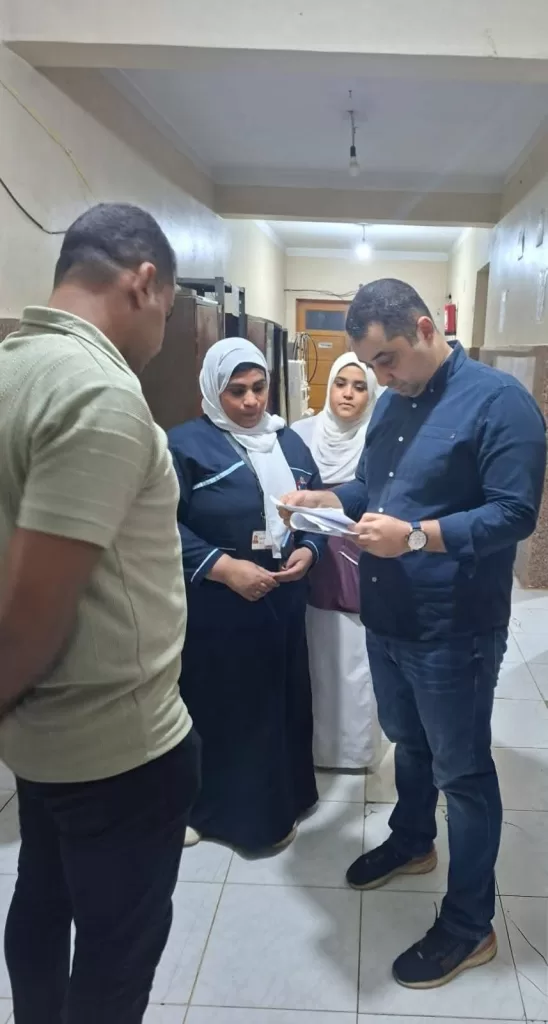 وكيل صحة قنا يفاجئ مستشفى دشنا ويحيل المخالفين للتحقيق 21 - جريدة المساء