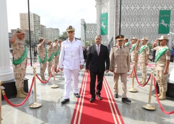 إحتفالاً بالذكرى الـ٥٢ لإنتصارات أكتوبر المجيدة.. محافظ الشرقية يضع إكليلاً من الزهور على النصب التذكاري للشهداء 25 - جريدة المساء