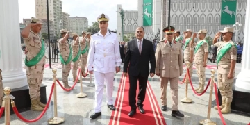 إحتفالاً بالذكرى الـ٥٢ لإنتصارات أكتوبر المجيدة.. محافظ الشرقية يضع إكليلاً من الزهور على النصب التذكاري للشهداء 1 - جريدة المساء