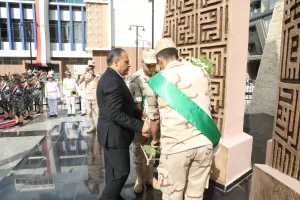 إحتفالاً بالذكرى الـ٥٢ لإنتصارات أكتوبر المجيدة.. محافظ الشرقية يضع إكليلاً من الزهور على النصب التذكاري للشهداء 23 - جريدة المساء