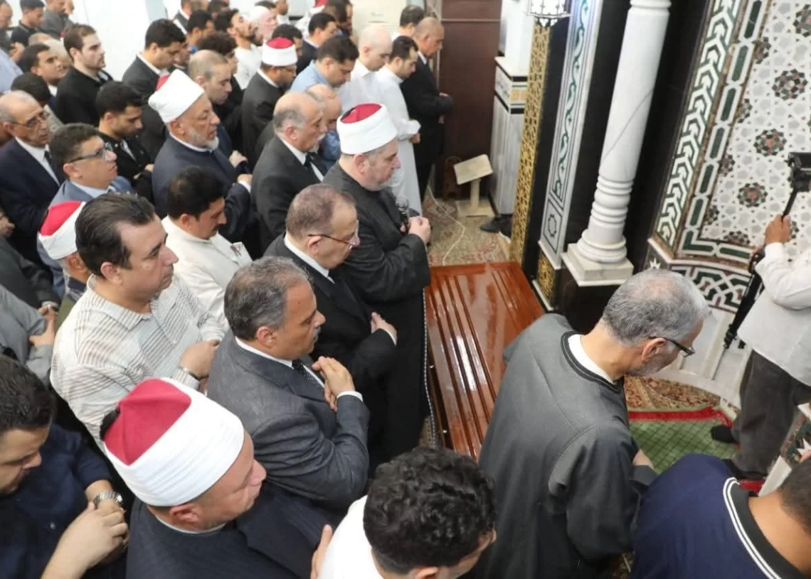 محافظ الشرقية يُؤدي صلاة الجنازة ويقدم واجب العزاء في وفاة د. أحمد عمر هاشم 19 - جريدة المساء محافظ الشرقية يُؤدي صلاة الجنازة ويقدم واجب العزاء في وفاة د. أحمد عمر هاشم 18 - جريدة المساء