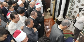 محافظ الشرقية يُؤدي صلاة الجنازة ويقدم واجب العزاء في وفاة د. أحمد عمر هاشم 2 - جريدة المساء محافظ الشرقية يُؤدي صلاة الجنازة ويقدم واجب العزاء في وفاة د. أحمد عمر هاشم 1 - جريدة المساء