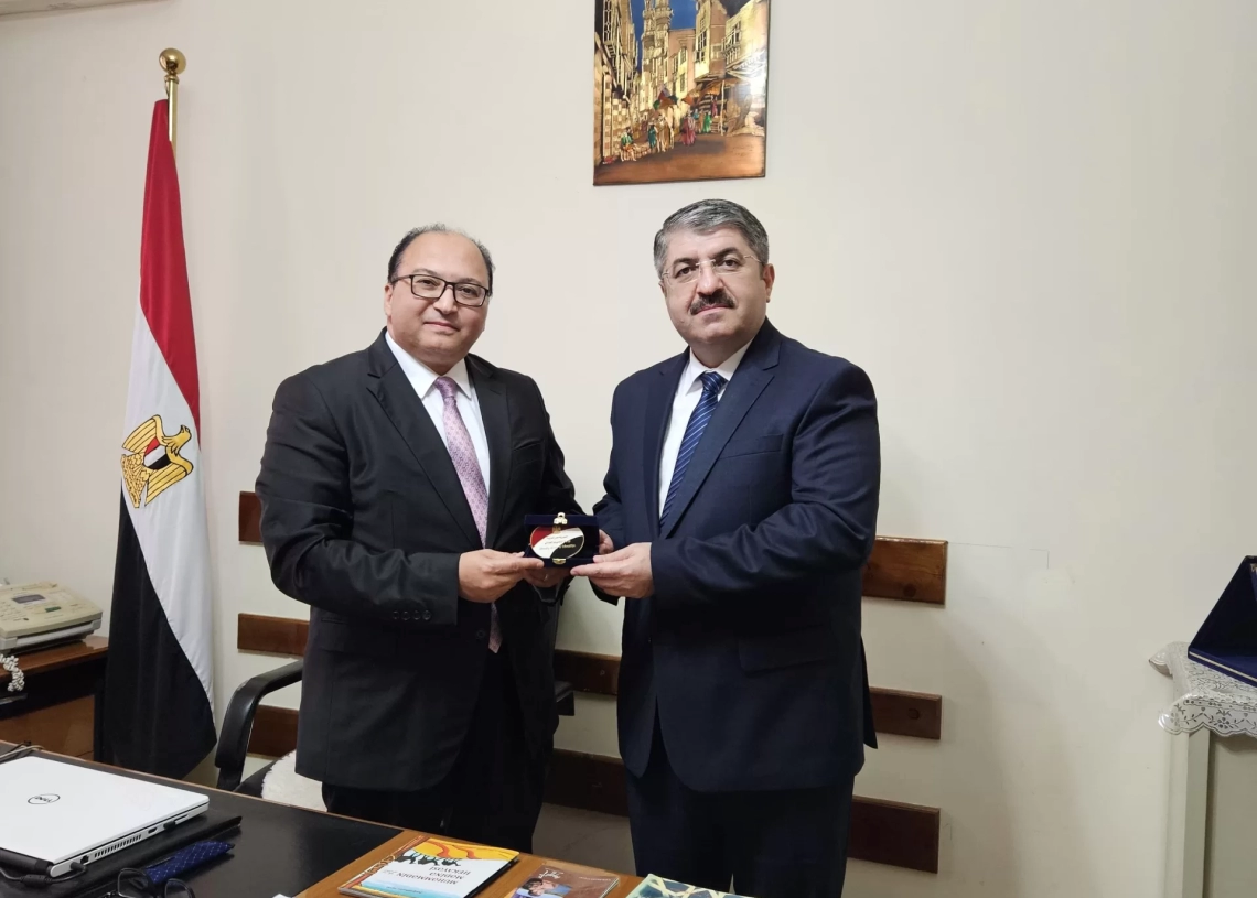 رئيس الجالية الأذربيجانية في مصر يتسلم ميدالية وزارة التعليم العالي والبحث العلمي 19 - جريدة المساء