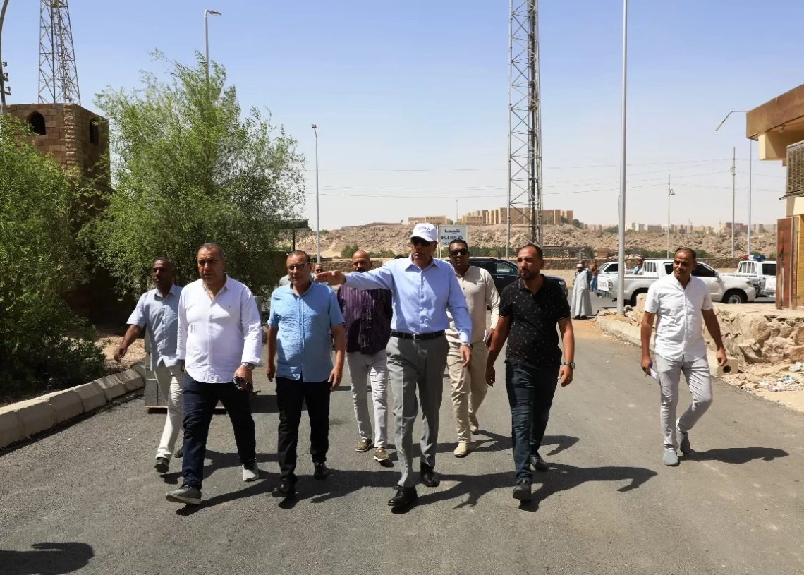 محافظ أسوان يتفقد أعمال تطوير ورصف طريق كيما/السماد بتكلفة 155 مليون جنيه 19 - جريدة المساء محافظ أسوان يتفقد أعمال تطوير ورصف طريق كيما/السماد بتكلفة 155 مليون جنيه 18 - جريدة المساء