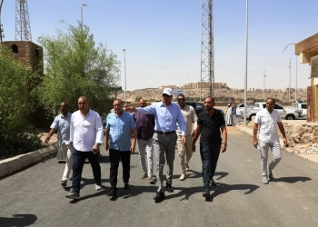 محافظ أسوان يتفقد أعمال تطوير ورصف طريق كيما/السماد بتكلفة 155 مليون جنيه 27 - جريدة المساء