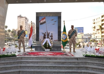 محافظ الدقهلية يضع أكليل الزهور على النصب التذكاري للشهداء احتفالا بذكرى انتصارات أكتوبر 27 - جريدة المساء