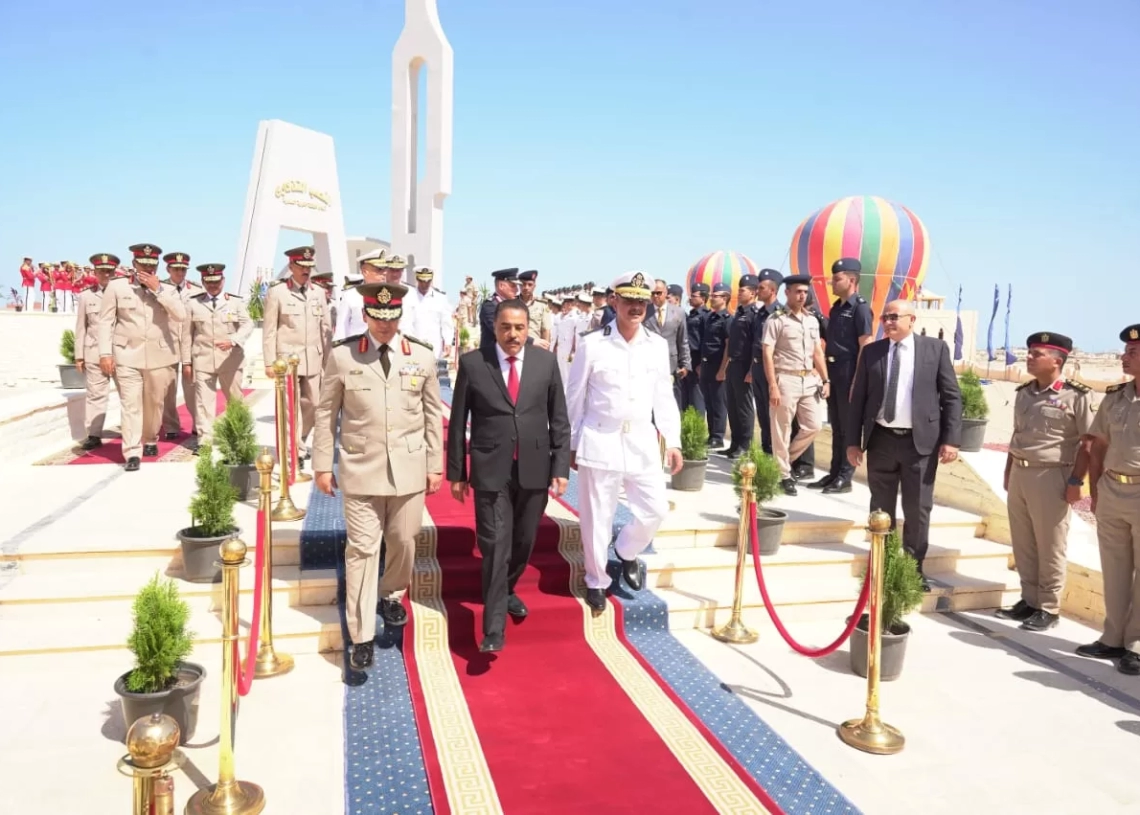 شعيب يضع  إكليل الزهور علي النصب التذكاري للجندي المجهول  احياء الذكرى   انتصارات أكتوبر المجيدة  19 - جريدة المساء