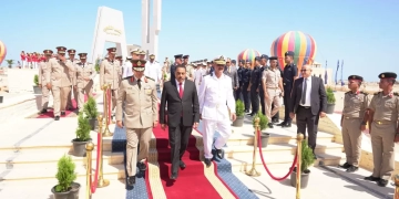 شعيب يضع  إكليل الزهور علي النصب التذكاري للجندي المجهول  احياء الذكرى   انتصارات أكتوبر المجيدة  1 - جريدة المساء