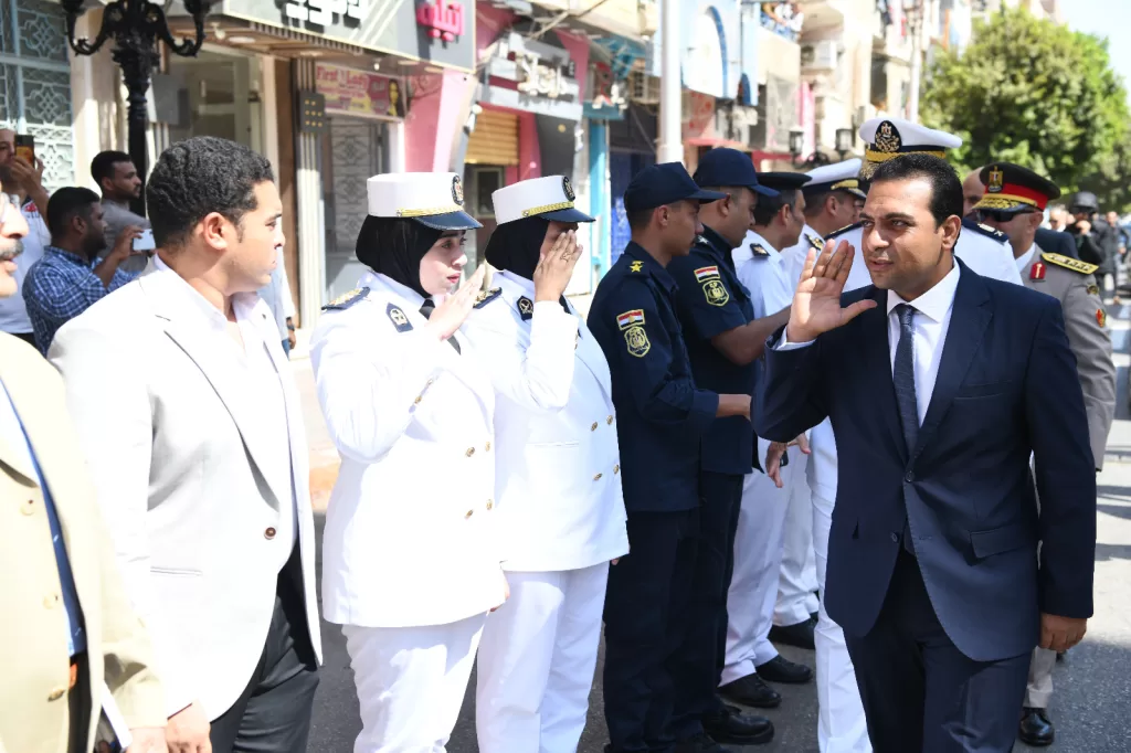 نائب محافظ قنا يضع إكليل الزهور على النصب التذكاري في ذكرى انتصارات أكتوبر المجيدة 43 - جريدة المساء