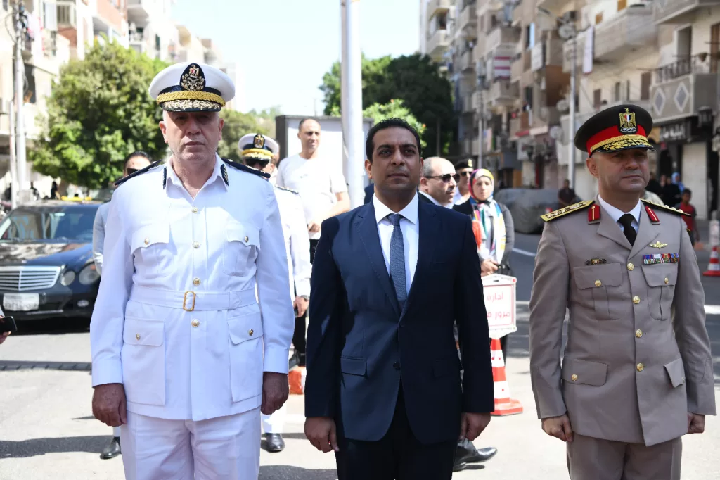 نائب محافظ قنا يضع إكليل الزهور على النصب التذكاري في ذكرى انتصارات أكتوبر المجيدة 41 - جريدة المساء