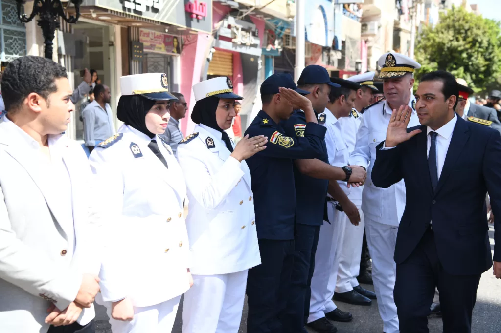 نائب محافظ قنا يضع إكليل الزهور على النصب التذكاري في ذكرى انتصارات أكتوبر المجيدة 39 - جريدة المساء