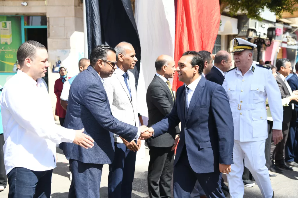 نائب محافظ قنا يضع إكليل الزهور على النصب التذكاري في ذكرى انتصارات أكتوبر المجيدة 37 - جريدة المساء