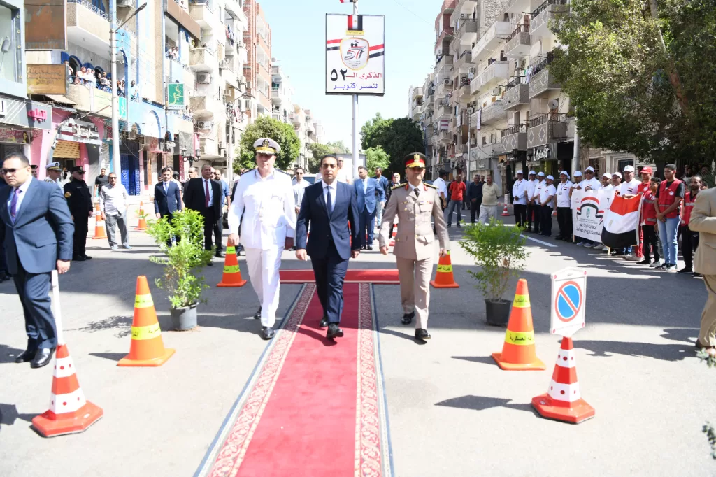 نائب محافظ قنا يضع إكليل الزهور على النصب التذكاري في ذكرى انتصارات أكتوبر المجيدة 35 - جريدة المساء