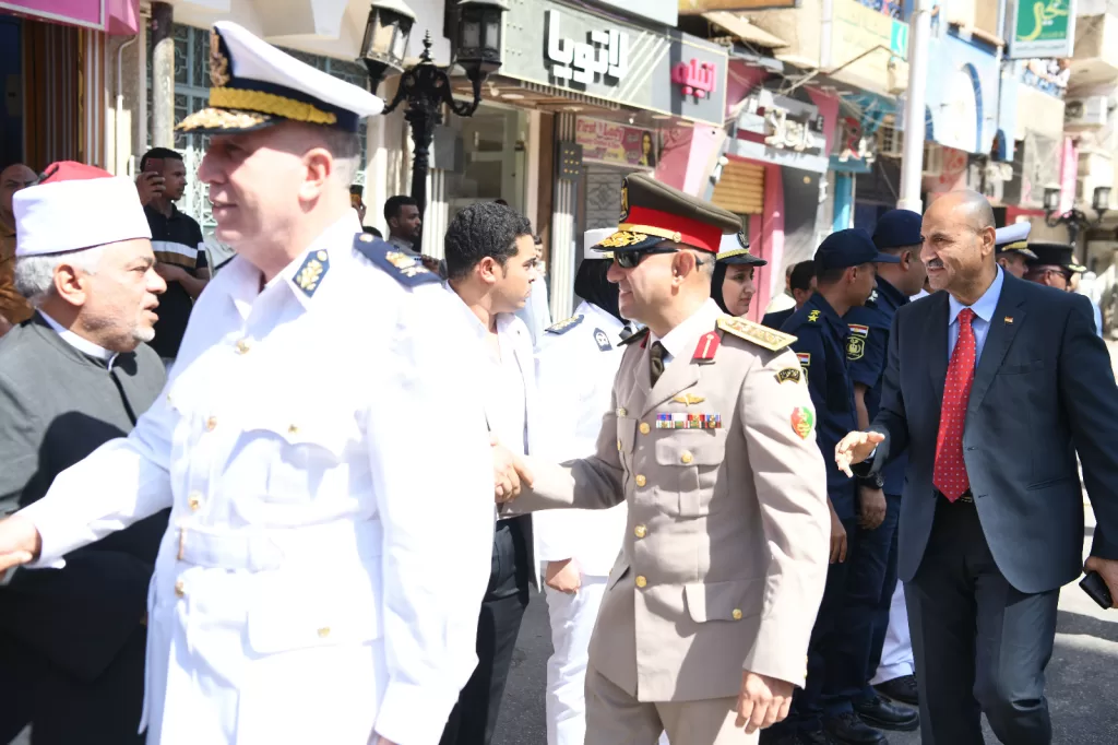 نائب محافظ قنا يضع إكليل الزهور على النصب التذكاري في ذكرى انتصارات أكتوبر المجيدة 33 - جريدة المساء