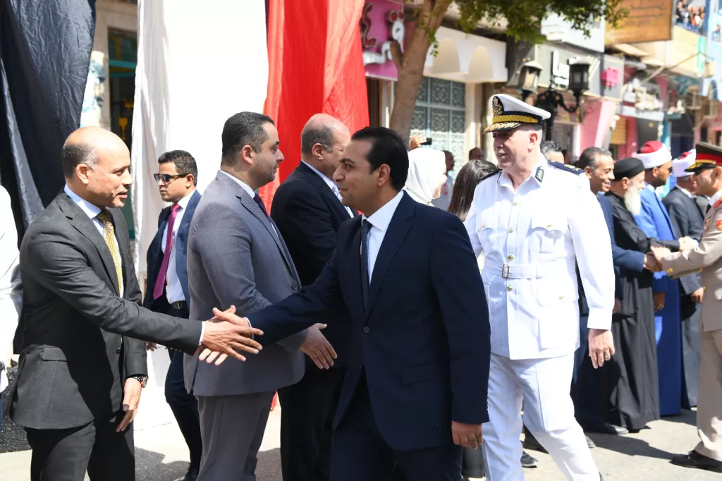 نائب محافظ قنا يضع إكليل الزهور على النصب التذكاري في ذكرى انتصارات أكتوبر المجيدة 31 - جريدة المساء