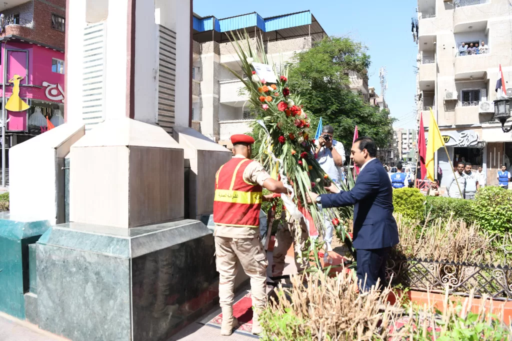 نائب محافظ قنا يضع إكليل الزهور على النصب التذكاري في ذكرى انتصارات أكتوبر المجيدة 25 - جريدة المساء