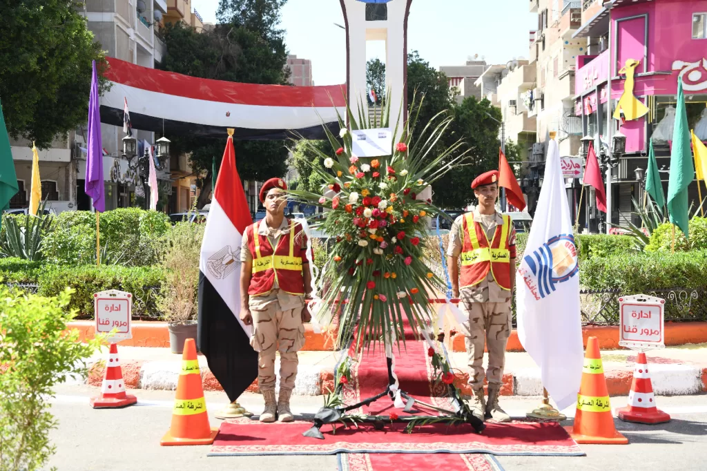 نائب محافظ قنا يضع إكليل الزهور على النصب التذكاري في ذكرى انتصارات أكتوبر المجيدة 23 - جريدة المساء