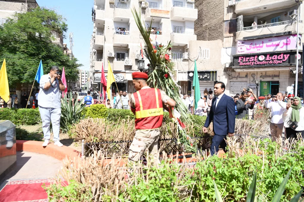 نائب محافظ قنا يضع إكليل الزهور على النصب التذكاري في ذكرى انتصارات أكتوبر المجيدة 21 - جريدة المساء