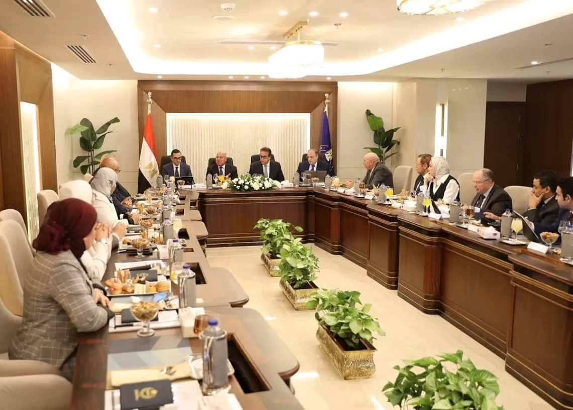 كامل وعبد الغفار فى اجتماع هيئة الدواء المصرية لمتابعة نمو السوق الدوائي وتوطين صناعة المستحضرات 19 - جريدة المساء