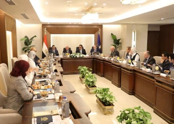 كامل وعبد الغفار فى اجتماع هيئة الدواء المصرية لمتابعة نمو السوق الدوائي وتوطين صناعة المستحضرات 21 - جريدة المساء