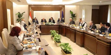 كامل وعبد الغفار فى اجتماع هيئة الدواء المصرية لمتابعة نمو السوق الدوائي وتوطين صناعة المستحضرات 1 - جريدة المساء