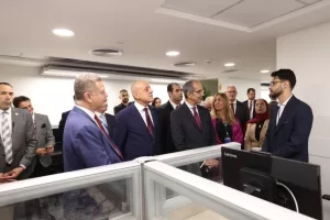 الدكتور/ عمرو طلعت وزير الاتصالات وتكنولوجيا المعلومات يفتتح مركز شركة فاوندإيفر Foundever العالمية فى محافظة الأقصر 21 - جريدة المساء